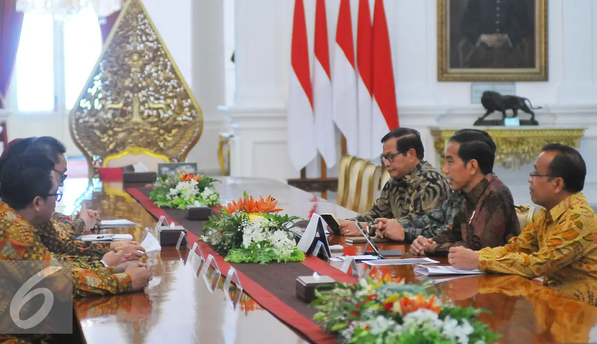 Suasana saat Presiden Jokowi bertemu dengan pimpinan MPR yakni Ketua MPR Zulkifli Hasan, beserta sejumlah Wakil Ketua MPR Oesman Odang Sapta, Hidayat Nur Wahid, Mahyudin, dan EE Mangindaan‎ di Istana, Jakarta, Selasa (24/1). (Liputan6.com/Angga Yuniar)