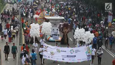 Karyawan PT Elang Mahkota Teknologi (Emtek) menjadi peserta parade Asian Games 2018 di Jalan Thamrin, Jakarta, Minggu (13/5). Kebetulan, Emtek memang jadi pemegang hak siar resmi multievent empat tahunan tersebut. (Liputan6.com/Arya Manggala)