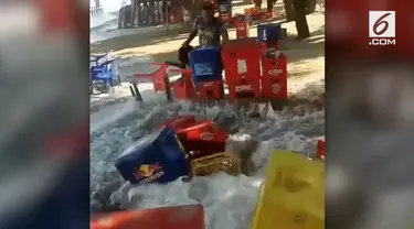 Akibat cuaca buruk yang melanda Bali, pantai Kuta pun diterjang gelombang tinggi.