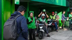 Para penumpang menggunakan ojek daring di luar stasiun kereta api saat jam sibuk di Jakarta pada Kamis 21 Mei 2026. (BAY ISMOYO/AFP)