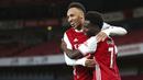 Pemain Arsenal, Bukayo Saka, merayakan gol bersama Pierre-Emerick Aubameyang, usai mencetak gol ke gawang Newcastle United pada laga Liga Inggris di Stadion Emirates, Senin (18/1/2021). Arsenal menang dengan skor 3-0. (Catherine Ivill/Pool via AP)