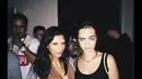 Kim Kardashian memamerkan foto terbarunya bersama Cara Delevingne dengan wajah alis yang telah di-bleaching.(instagram.com/kimkardashian)