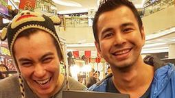 Sudah jadi rahasia umum betapa Raffi dan Baim adalah dua orang yang bersahabat dekat. Mereka memulai karier sama-sama dari nol bertahun-tahun silam. Mengawali karier dari sinetron, kala itu mereka sukses jadi idola para remaja. (Liputan6.com/IG/@raffinagita1717)