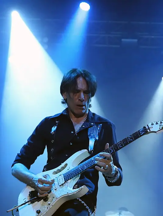 Steve Vai, gitaris asal Carle Place, New York, ini juga sukses dalam menulis lagu, bernyanyi, dan produser musik. Ia memulai kariernya di industri musik dan terkenal sejak album pertamanya, flex Able Leftlovers tahun 1984. (Bambang E. Ros/Bintang.com)