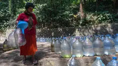 Penyandang tunanetra, Sujanah, berjalan menuju mata air Sumur Bendung di kawasan Gunung Batur, Kota Cilegon, Banten, Minggu (19/07/2026). (KLY/Arie Basuki)
