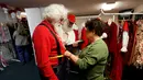 Siswa mengukur kostum Santa Claus saat mengikuti kelas di Charles W. Howard Santa Claus School di Midland, Michigan, 27 Oktober 2016. Mereka diberi beragam pelajaran dari merias wajah, sampai pendidikan mengenai merawat rusa. (REUTERS/Christinne Muschi)