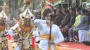 Presiden Joko Widodo dan Ibu Negara Iriana menyaksikan Karnaval Budaya Bali di kawasan Nusa Dua, Bali, Jumat (12/10). Karnaval tersebut untuk mengenalkan kepada delegasi  IMF - WB Group 2018 tentang budaya Bali. (Liputan6.com/Angga Yuniar)