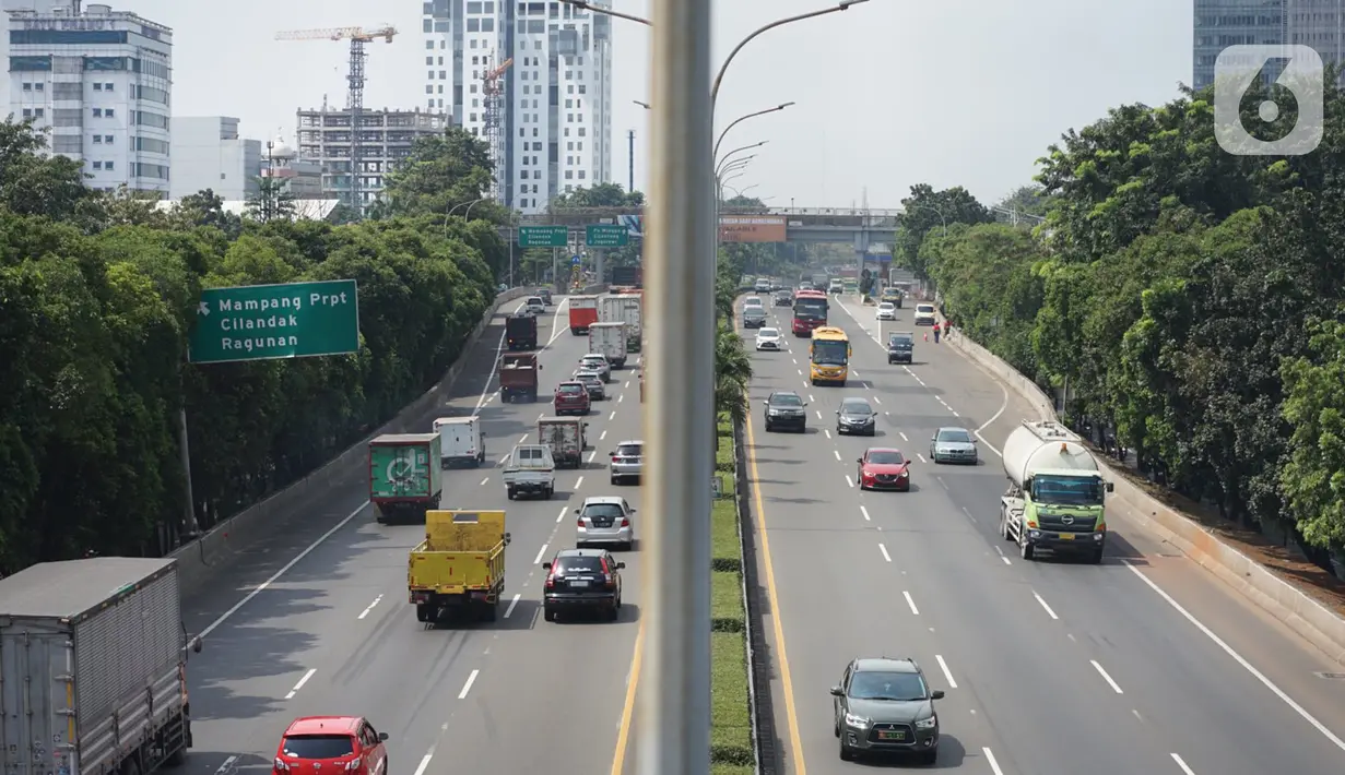 Kendaraan melintasi ruas jalan tol di Jakarta, Kamis (9/7/2020). Menteri Lingkungan Hidup dan Kehutanan, Siti Nurbaya, mengungkapkan pemerintah berencana menarik cukai emisi kendaraan bermotor. (Liputan6.com/Immanuel Antonius)