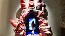 Pintu masuk "Grotta Profunda, Approfondita" sebuah karya seni oleh seniman Prancis Pauline Curnier Jardin saat Pameran Seni Internasional ke-57 Biennale, di Venesia, Italia (9/5). (AFP PHOTO / Vincenzo PINTO