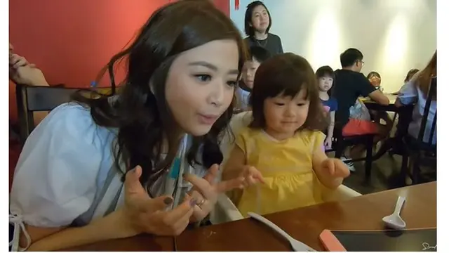 Kini penampilan ibu satu anak ini semakin cantik dan memesona.