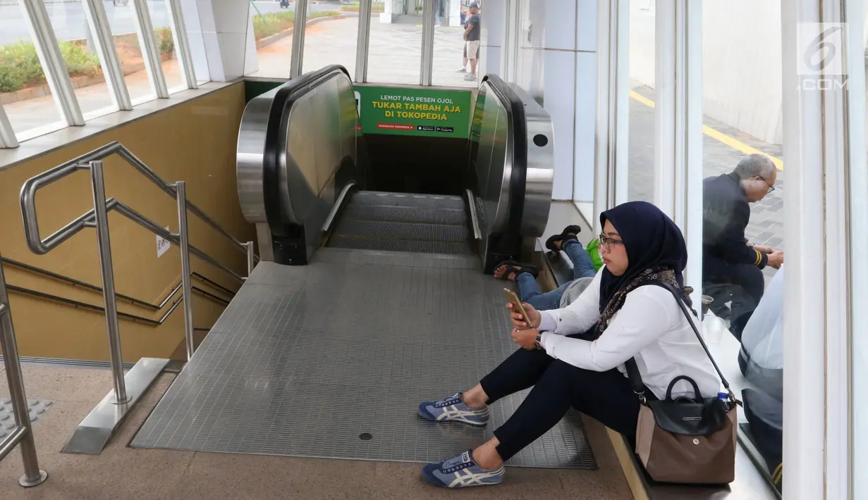 Penumpang menunggu untuk masuk Stasiun MTR Bendungan Hilir saat terjadi pamadaman listrik di wilayah Jabodetabek, Jakarta, Minggu (4/8/2019). PLN memohon maaf atas pemadaman listrik yang terjadi. (Liputan6.com/JohanTallo)