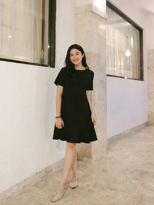 Penampilan feminin juga bisa terlihat dengan dress bewarna hitam. Potongan yang simpel yang dipadukan dengan flat shoes, membuat penampilan wanita yang akrab disapa Zahwa ini semakin anggun. (Liputan6.com/IG/@zahwaqilah)
