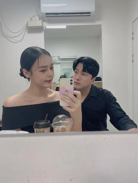 Meski Choi Han Bit tampak fokus mirror selfie, pandangan mata sang calon suami tetap tertuju kepadanya. Gemas! [Foto: IG/choi_tea_il].