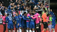 Pemain Chelsea merayakan gol yang dicetak Moises Caicedo dalam laga kontra Real Betis di final UEFA Conference League 2024/2025 di Tarczyński Arena, Kamis (29/5/2025) dini hari WIB. Chelsea menjadi juara setelah menang telak 4-1 dalam laga ini. (Sergei GAPON / AFP)