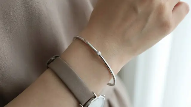 Bangle Minimalis dengan Aksen Permata Kecil (Gemini AI)