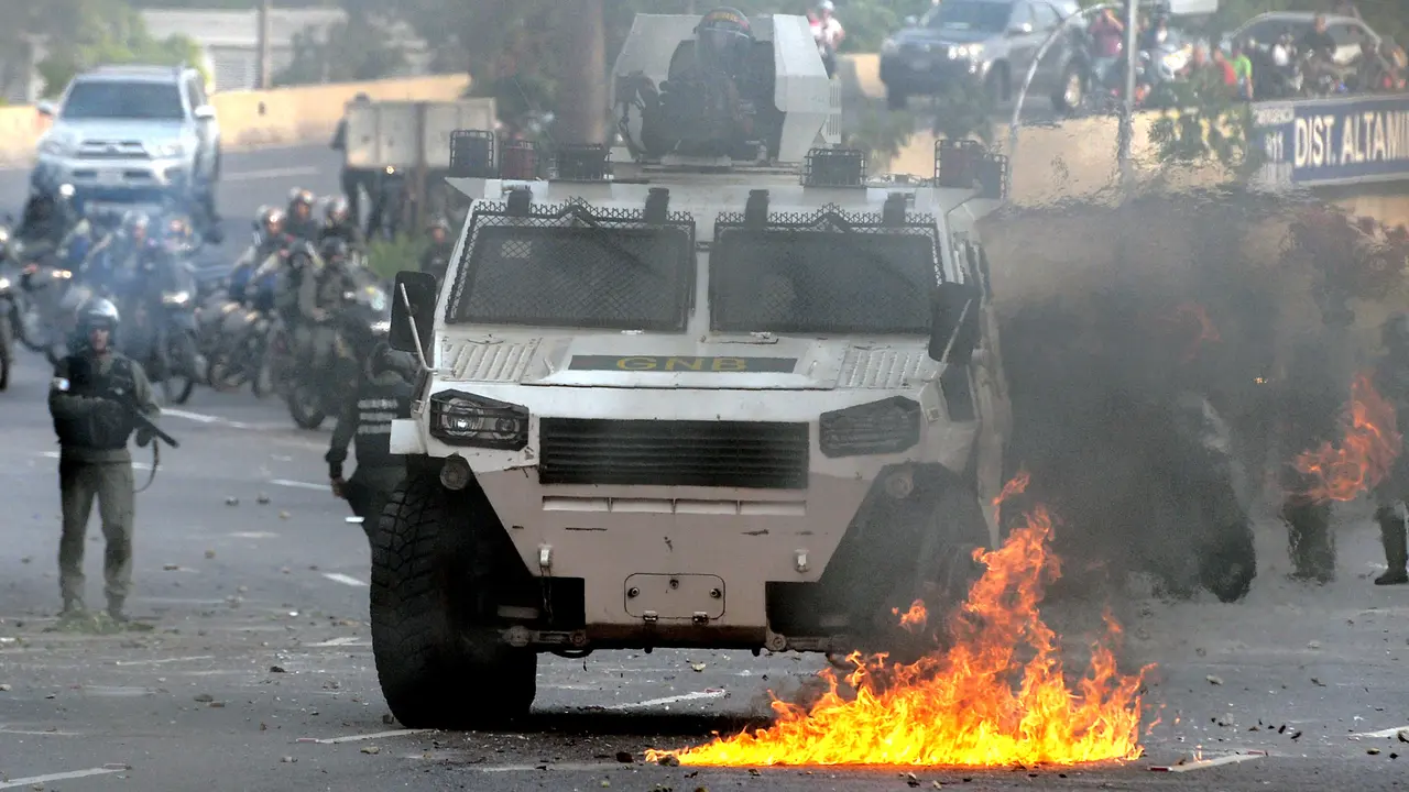 Bom Molotov dan Ketapel Jadi Senjata Demonstran di Venezuela-AFP-20170427