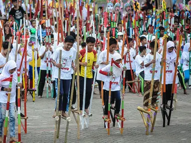 Sejumlah anak SD dan SMP meramaikan pemecahan rekor dunia egrang yang termasuk dalam rangkaian penyelenggaraan TAFISA World Games 2016 di Kemayoran, Jakarta, Sabtu (8/10). Pemecahan rekor Guinness Book itu diikuti 2.016 anak. (Liputan6.com/Faizal Fanani)