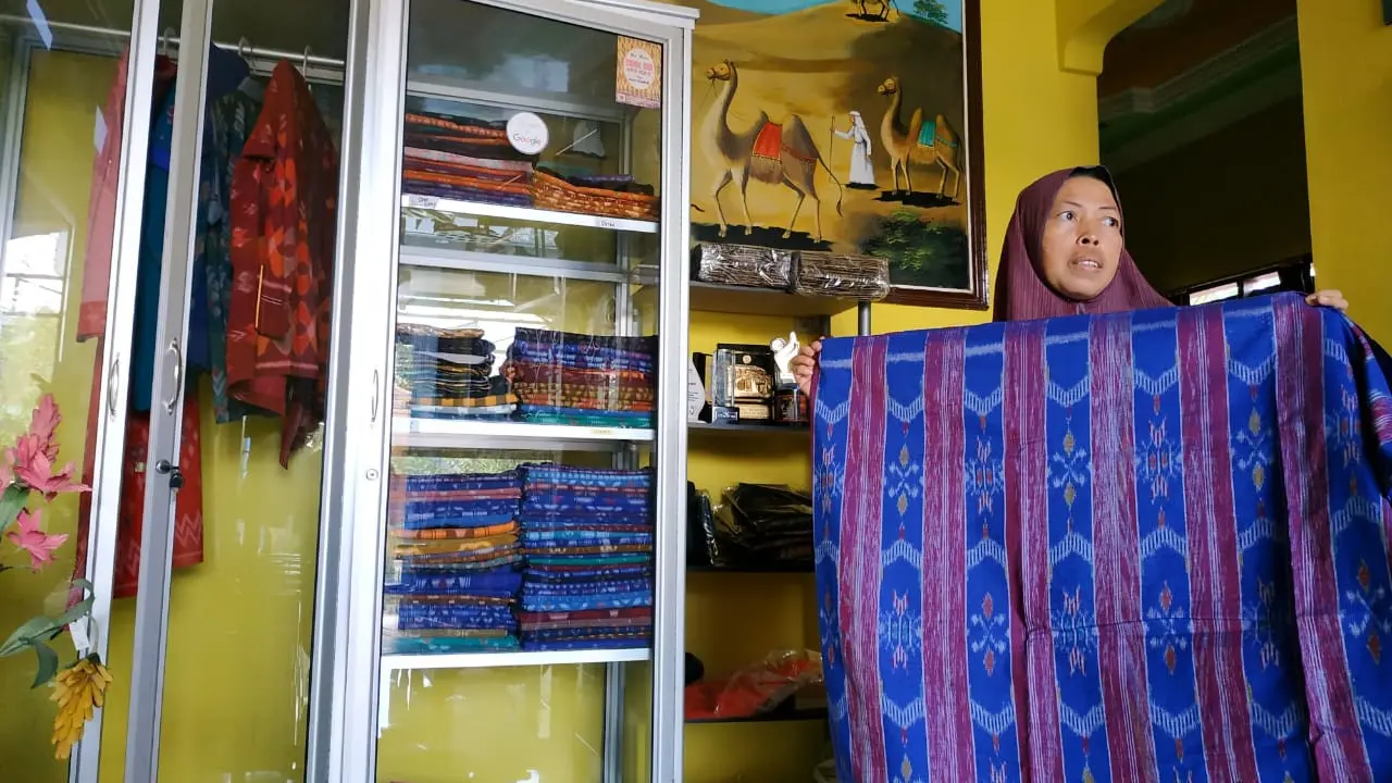 Mantan TKW usaha tenun ikat di Kediri
