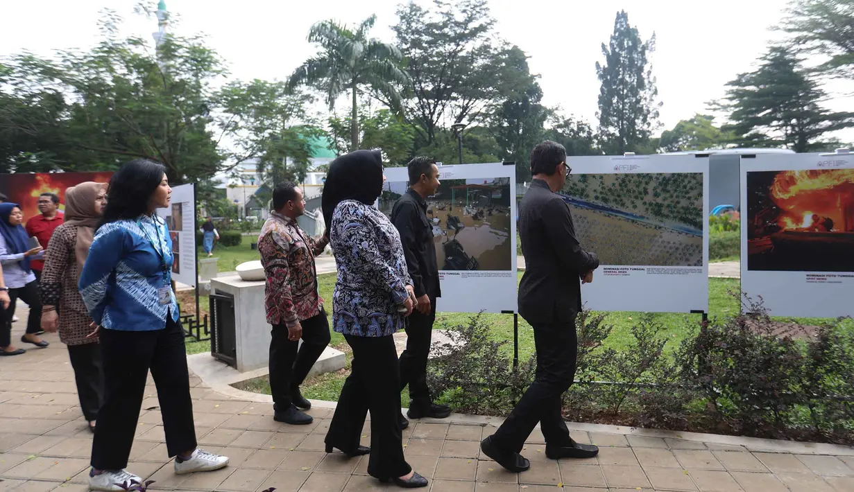 Tidak hanya itu, APFI menjadi ruang apresiasi bagi karya-karya pewarta foto dari berbagai daerah di Indonesia sekaligus momentum memperkuat solidaritas di tengah tantangan industri media yang terus berubah. Tampak dalam foto, Wakil Menteri Dalam Negeri (Wamendagri), Bima Arya Sugiarto (kanan) didampingi Ketua Pewarta Foto Indonesia (PFI) Nasional, Dwi Pambudo melihat foto-foto pemenang ajang Anugerah Pewarta Foto Indonesia 2026 di halaman Auditorium Sekretariat Daerah Kabupaten Bogor, Jawa Barat, Jumat (8/5/2026). (Kapanlagi.com/Budy Santoso)