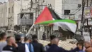 Sementara, militer Israel menetapkan kamp tersebut sebagai zona tertutup, yang melarang siapapun masuk atau keluar tanpa izin khusus. Tampak dalam foto, warga Palestina berunjuk rasa setelah tentara Israel memblokir pintu masuk kamp pengungsi Palestina Nur Shams di Tepi Barat yang diduduki pada Senin 9 Februari 2026. (Jaafar ASHTIYEH/AFP)