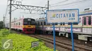 Kereta Commuter Line melintasi perlintasan dekat Stasiun Citayam, Bogor, Rabu (25/11/2015). Sebelumnya, Selasa (24/11) tanah di sekitar rel KM 38 dan 39 mengalami longsor. (Liputan6.com/Helmi Fithriansyah) 