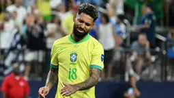 Ekspresi kecewa pemain Brasil, Douglas Luiz setelah gagal mencetak gol ke gawang Uruguay pada babak adu penalti laga perempat final Copa America 2024 di Allegiant Stadium, Las Vegas, Nevada, Minggu (07/07/2024) WIB. (AFP/Robyn Beck)