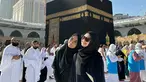 Melalui akun Instagram, Arafah dan sang adik kompak mengunggah momen saat menjalani ibadah umroh. Keduanya juga kompak menggunakan busana berwarna hitam dengan hijab simpel saat berada di depan kabah. (Liputan6.com/IG/@haldarnta)