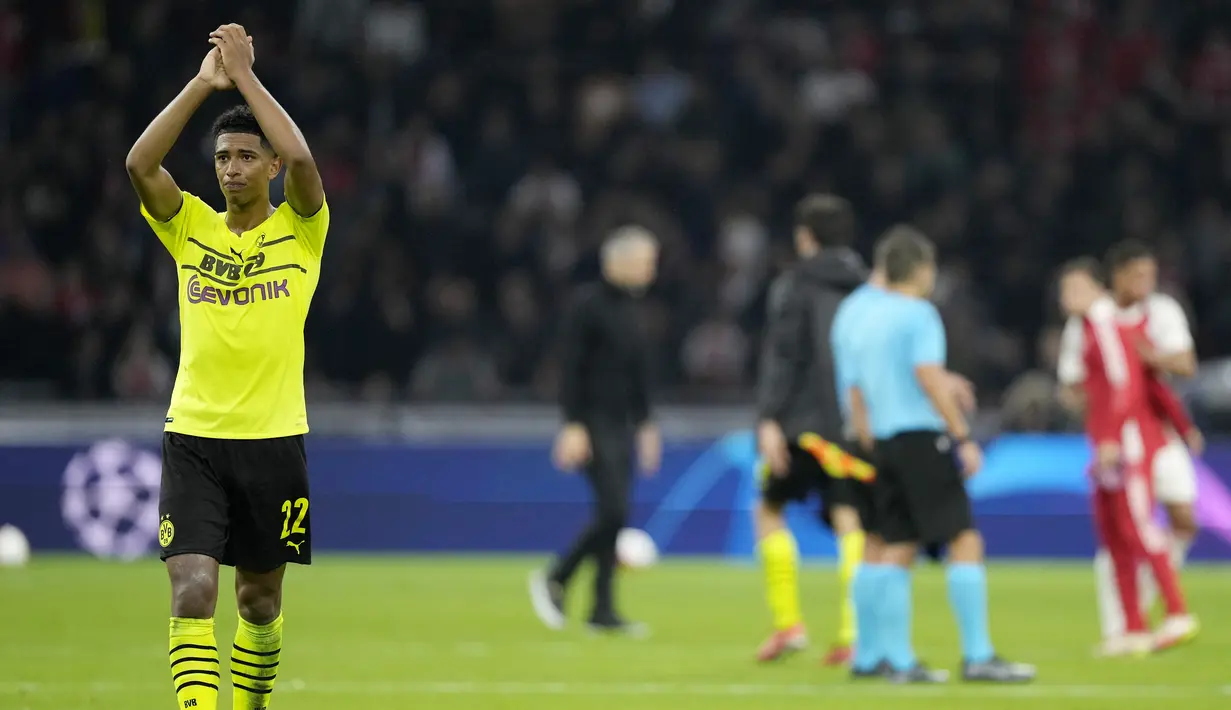 Pasukan Marco Rose itu terlihat melambaikan tangan sekaligus meminta maaf atas kekalahan telak yang diderita klub kesayangan mereka.
(AP/Peter Dejong)