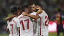 Para pemain Sevilla merayakan gol yang dicetak oleh Pablo Sarabia ke gawang Barcelona pada laga Piala Super Spanyol di Stadion Ibn Batouta, Tangiers, Minggu (12/8/2018). Barcelona menang 2-1 atas Sevilla. (AP/Mosa'ab Elshamy)
