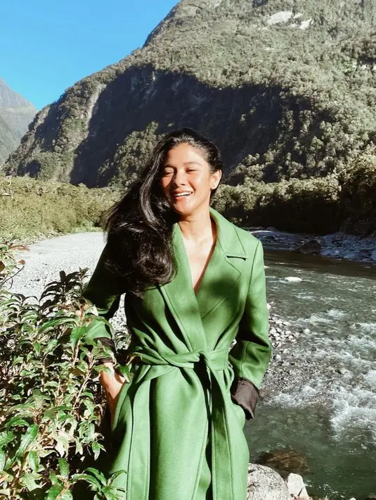 Penampilan Naysila dibalut long coat hijau membuatnya tampak menyatu dengan alam di pegunungan New Zealand. [@naymirdad]