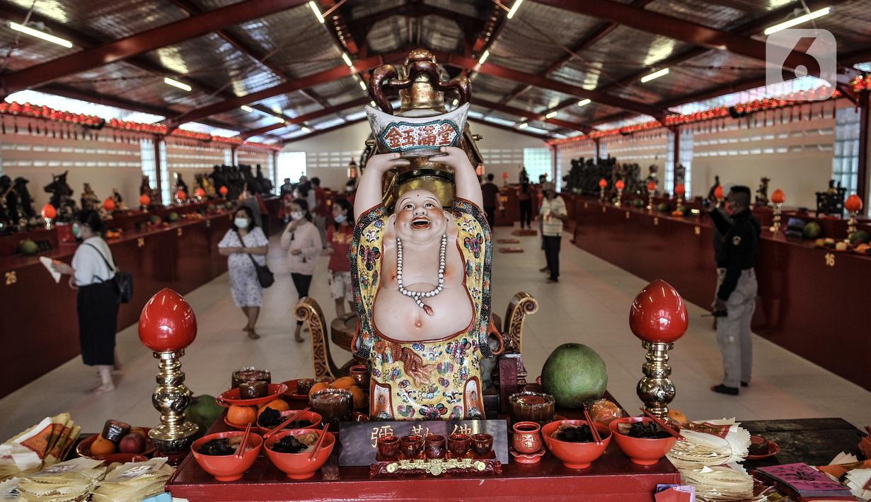 Suasana saat warga keturunan Tionghoa sembahyang malam Tahun Baru Imlek 2572 di klenteng kawasan Petak Sembilan, Glodok, Jakarta, Kamis (11/2/2021). Pembatasan waktu sembahyang malam Imlek kali ini sebagai langkah mencegah penyebaran COVID-19. (merdeka.com/Iqbal S. Nugroho)
