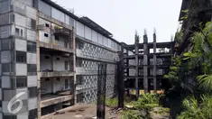 Proyek pembangunan Pusat Pendidikan Pelatihan dan Sekolah Olahraga Nasional di Bukit Hambalang, Kabupaten Bogor, Jawa Barat, Minggu (4/9) sudah 4 tahun terbengkalai. (Liputan6.com/Helmi Afandi)