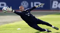 Ingin Ulangi Kisah Fabian Barthez, Manchester United Bidik Kiper 23 Tahun Prancis