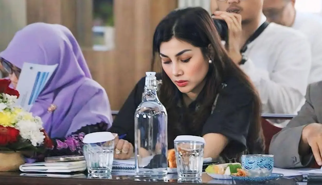 Pilihan outfit ini tidak hanya mencerminkan selera fashion yang tinggi, tetapi juga kepribadian yang berwibawa dan profesional, sesuai dengan peran pentingnya di parlemen.  [@nissyaa].
