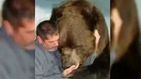 Bersama beruang bernama Jimbo dengan berat 1.500 pon atau sekitar 680 kilogram, Jim malah mengajaknya bermain seperti layaknya orangtua.