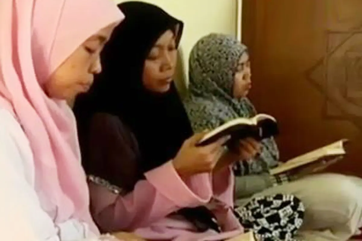 Membaca Alquran 