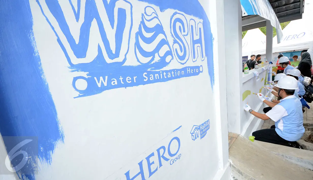 Sejumlah volunter membuat mural di tembok fasilitas MCK disela peresmian program WASH di Kampung Tegal Desa Kedung Dalam, Kecamatan Mauk, Tangerang, Kamis (6/4). Acara ini dalam rangka memperingati hari Air Sedunia. (Liputan.com)