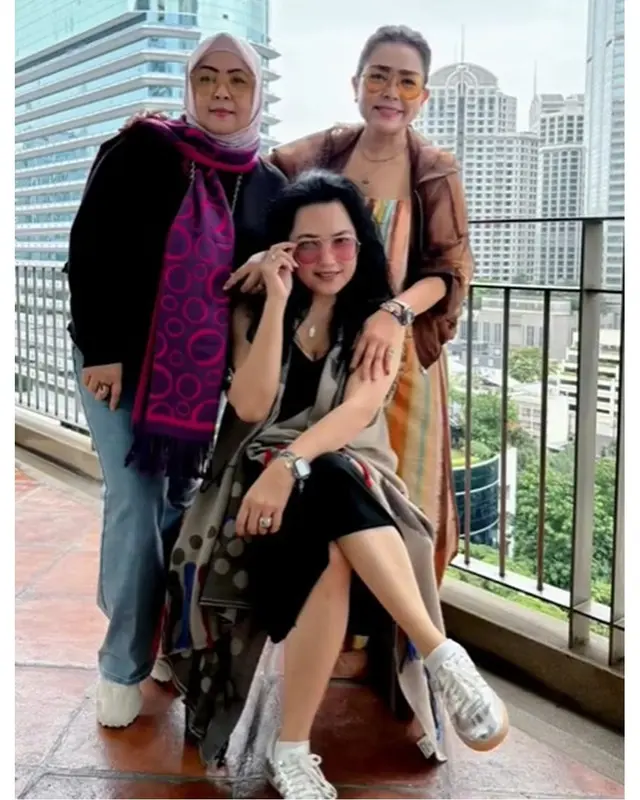 Tampil cantik awet muda di usia 54 tahun, begini 6 potret kompak Mayangsari dan saudara perempuannya