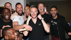 Pemain Leicester yang menyaksikan laga Chelsea kontra Tottenham di kediaman Jamie Vardy langsung bersorak gembira begitu peluit tanda laga usai berbunyi. (2/5/2016). (Dailymail.co.uk)