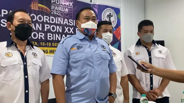 Ketua Umum PP PBFI, Irwan Alwi yang didampingi Wakil Ketua Umum I yang juga Inspektur Pertandingan Cabor Binaraga PON XX Papua, Heri Zulkarnain dan Wakil Ketua Umum III Suyudi. 