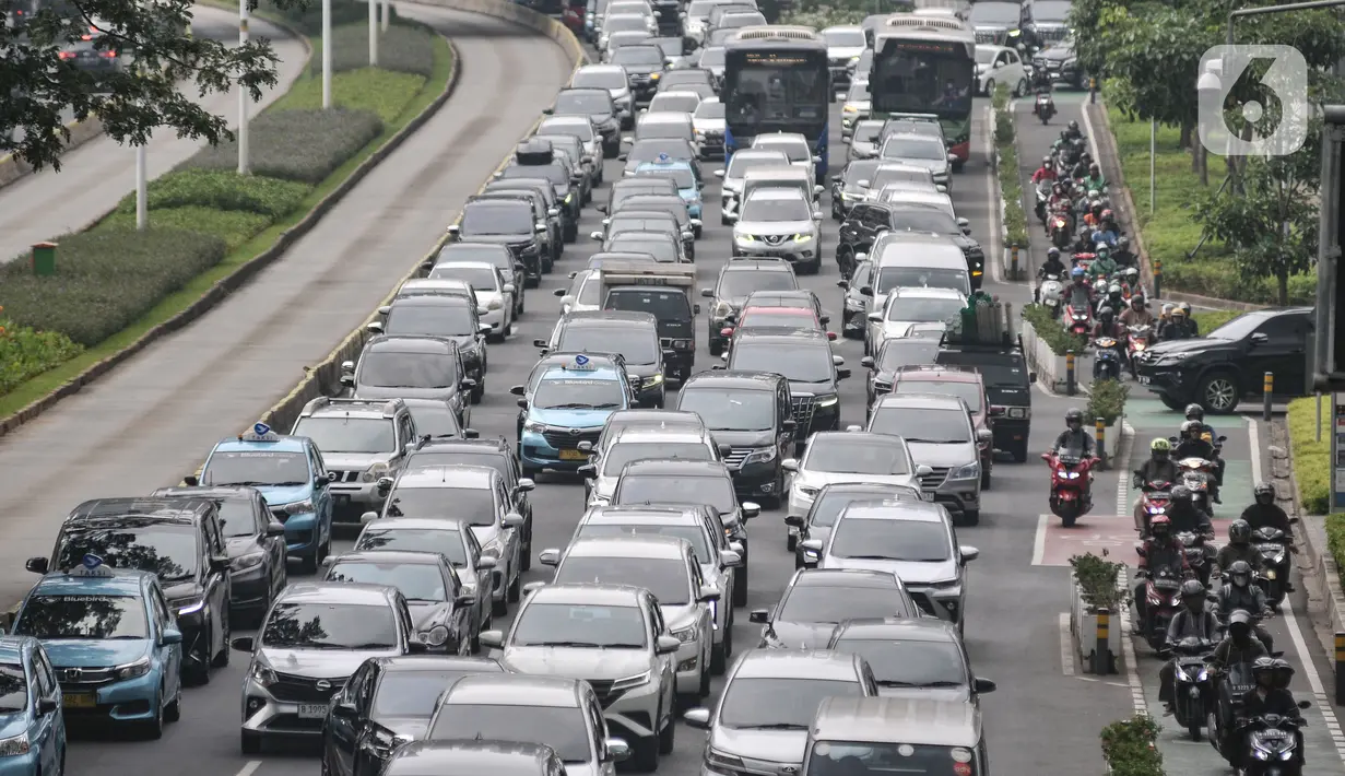 Pasalnya rekayasa lalu lintas seperti ganjil genap dan contraflow terbukti masih kurang efektif dalam mengurangi kepadatan. (merdeka.com/Iqbal S Nugroho)