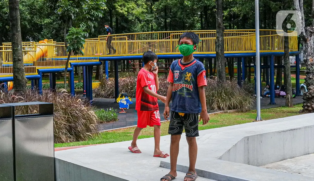 Anak-anak bermain di Taman Puring, Jakarta, Minggu (14/3/2021). Dinas Pertamanan dan Hutan Kota Provinsi DKI Jakarta akan terus melakukan evaluasi setiap pekan untuk menentukan, apakah kebijakan membuka Ruang Terbuka Hijau (RTH) akan diteruskan atau tidak. (Liputan6.com/Faizal Fanani)