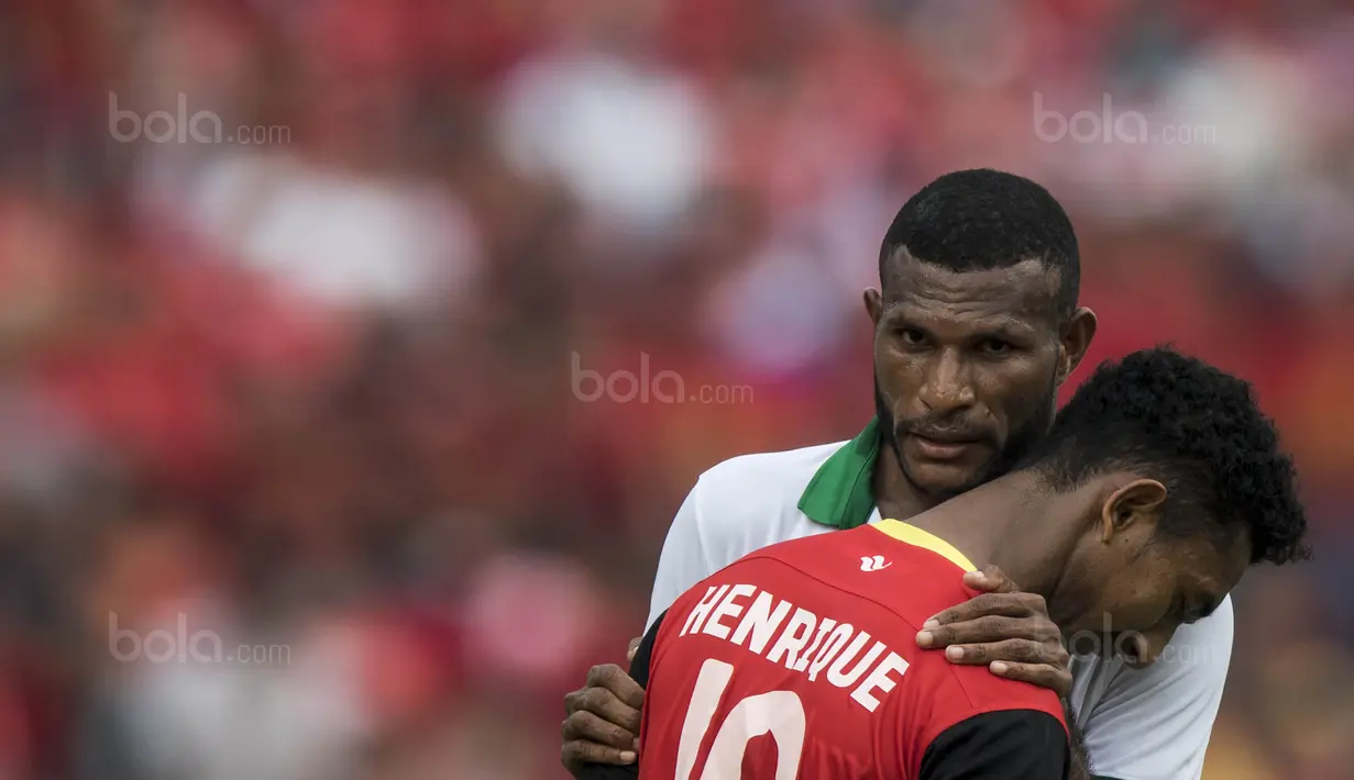 Striker Timnas Indonesia, Marinus Wanewar, memeluk pemain Timor Leste pada laga SEA Games di Stadion MPS, Selangor, Minggu (20/8/2017). Indonesia menang 1-0 atas Timor Leste. (Bola.com/Vitalis Yogi Trisna)