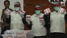 Penyidik menunjukkan barang bukti uang terkait Operasi Tangkap Tangan kasus korupsi pejabat pada Kementerian Pemuda dan Olahraga (Kemenpora) serta pengurus Komite Olahraga Nasional Indonesia (KONI) di Gedung KPK, Rabu (19/12). (Merdeka.com/Dwi Narwoko)
