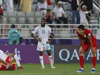 Timnas Indonesia memetik berkah atas hasil imbang 1-1 antara Kirgistan dan Oman di Grup F Piala Asia 2023 yang berlangsung di Abdullah bin Khalifa Stadium, Doha, Qatar, Kamis (25/1/2024) malam waktu setempat. Atas hasil tersebut, Timnas Indonesia dipastikan lolos ke babak 16 besar sebagai 4 tim peringkat tiga terbaik. Menempati urutan ke-4 dari 6 tim peringkat tiga secara keseluruhan, pasukan Shin Tae-yong berhasil menyisihkan Oman dan China di peringkat ke-5 dan 6. Oman sejatinya sudah unggul sejak menit ke-8 lewat gol Muhsen Al Ghassani, namun berhasil disamakan oleh Kirgistan pada menit ke-80 lewat gol Joel Kojo. (AFP/Karim Jaafar)