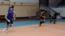 Pevoli asing Palembang Bank Sumsel Babel asal Montenegro, Marco Bojic (kiri) melakukan jogging jelang berlatih di Padepokan Voli Sentul, Bogor (27/1/2016). Proliga 2016 akan diikuti enam tim putra dan enam tim putri. (Liputan6.com/Helmi Fithriansyah)