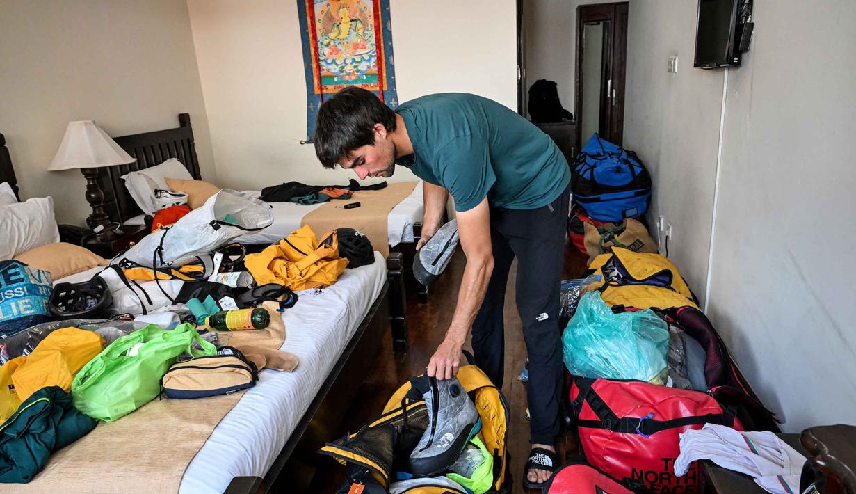 Sebelum memulai pendakia, sejumlah persiapan dilakukan keduanya, baik fisik dan peralatan, termasuk mental. Dalam foto yang diambil pada 31 Agustus 2025 terlihat pendaki gunung Prancis Benjamin Vedrines saat menyortir perlengkapan pendakiannya setelah wawancara dengan AFP di Kathmandu. (Prakash MATHEMA/AFP)
