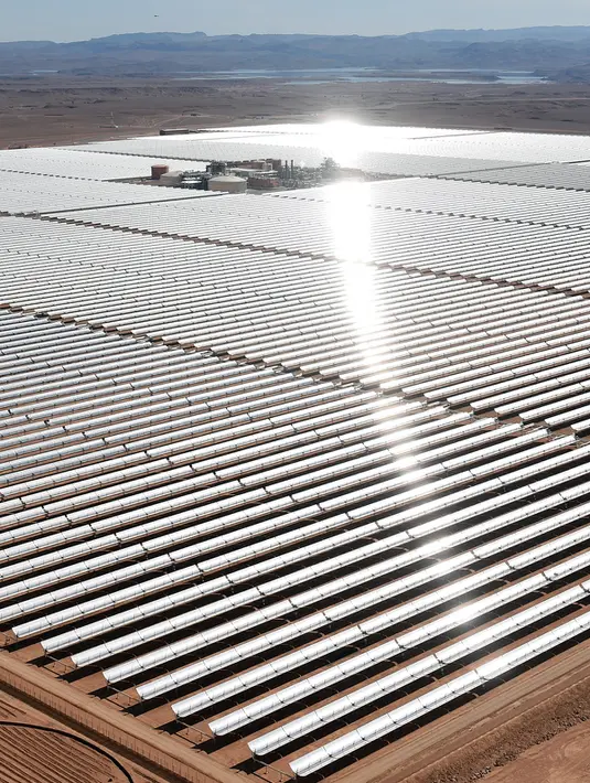 Pandangan udara terlihat hamparan cermin terpasang di area pembangkit listrik tenaga surya Noor 1, Maroko, Kamis (4/2). Noor 1 memiliki 500.000 cermin yang akan mengumpulkan tenaga surya hingga 160 mw di area 2.500 sampai 3.000 hektare. (AFP/FADEL SENNA)