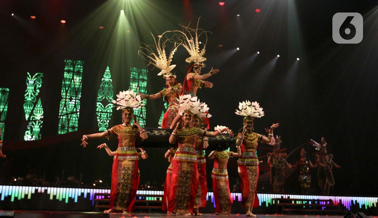 Pertunjukan budaya dalam Pagelaran Sabang-Merauke dikombinasikan dengan musik orkestra serta choir dan ditampilkan dalam panggung megah dan spektakuler. (Liputan6.com/Herman Zakharia)