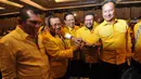 Agung Laksono (tengah) usai terpilih sebagai Ketua Umum Partai Golkar pada Munas di Ancol, Jakarta, Senin (8/12/2014). (Liputan6.com/Miftahul Hayat)